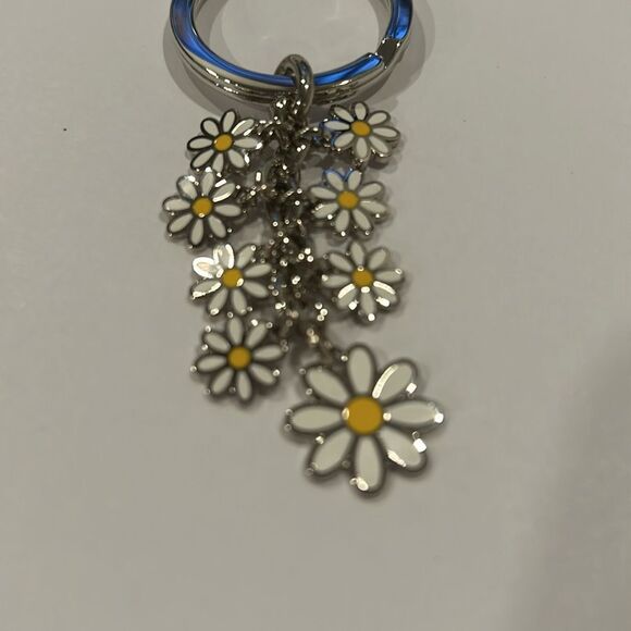 NWOT COACH Vintage White Daisy Flowers Enamel Purse Charm Keychain Fob - Picture 2 of 7